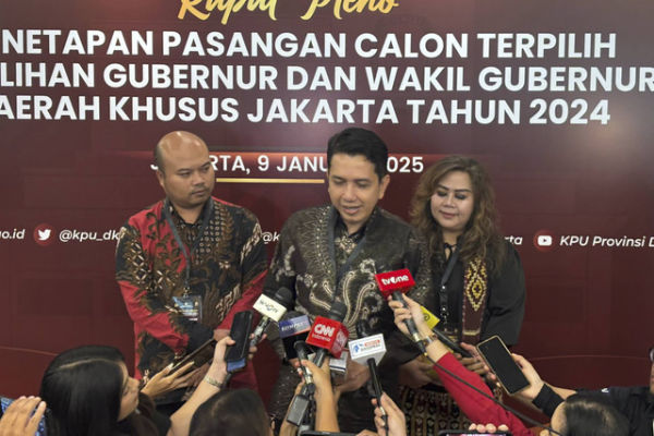 Calon Wakil Gubernur Jakarta nomor urut 2 Kun Wardana menjawab pertanyaan wartawan saat hadiri rapat pleno penetapan gubernur dan wakil gubernur Jakarta, di Hotel Pullman Central Park, Jakarta pada Kamis (9/1/2025).  Foto: Abid Raihan/kumparan