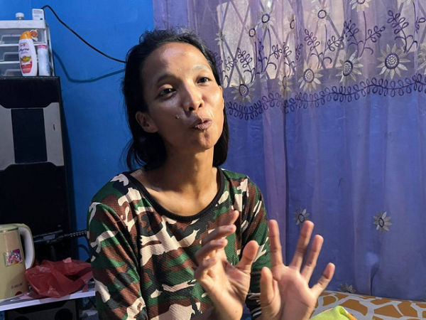 Kamelia (38 tahun), ibu dari murid SD yang dihukum duduk di lantai lantaran nunggak SPP saat ditemui di rumahnya di Kecamatan Medan Maimun, Kota Medan. Foto: Tri Vosa/kumparan