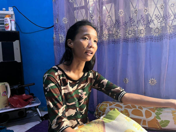 Kamelia (38 tahun), ibu dari murid SD yang dihukum duduk di lantai lantaran nunggak SPP saat ditemui di rumahnya di Kecamatan Medan Maimun, Kota Medan. Foto: Tri Vosa/kumparan