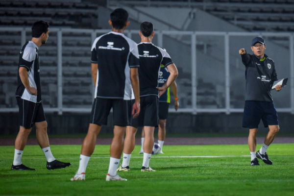 Pelatih Timnas Indonesia Shin Tae-yong (kanan) memimpin sesi latihan di kompleks Stadion Madya Gelora Bung Karno, Senayan, Jakarta, Selasa (12/11/2024). Foto: Muhammad Ramdan/ANTARA FOTO