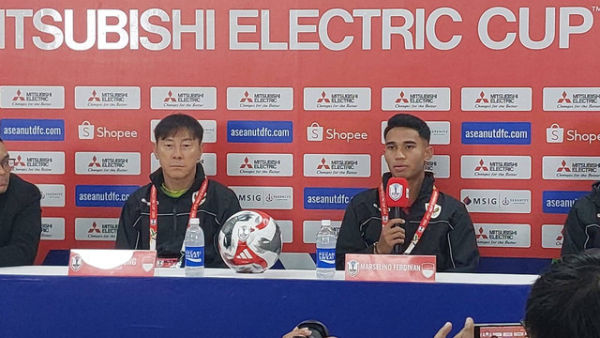 Shin Tae-yong dan Marselino Ferdinan jelang laga Timnas Indonesia vs Laos dalam matchday kedua Grup B Piala AFF 2024 di Stadion Manahan Solo, Rabu (11/12). Foto: Dok. kumparan