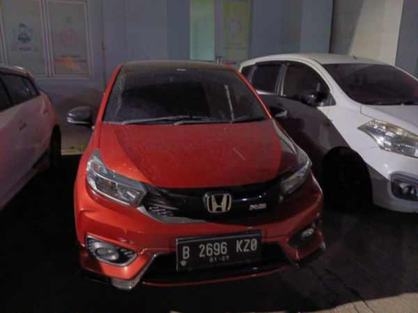 Barang bukti mobil Honda Brio pada kasus penembakan di rest area Tol Tangerang-Merak, Selasa (7/1/2025). Foto: kumparan