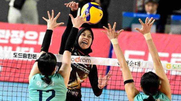 Momen opposite Indonesia, Megawati Hangestri melepaskan spike saat pertandingan Liga Voli Korea 2024/2025 antara Red Sparks vs GS Caltex.