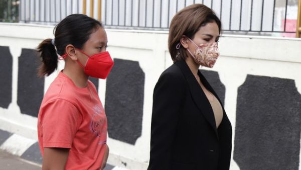 Nikita Mirzani (kanan) bersama anaknya Laura Meizani Nasseru (kiri) tiba di Pengadilan Negeri Jakarta Selatan, Senin, (15/2/2022). Foto: Ronny