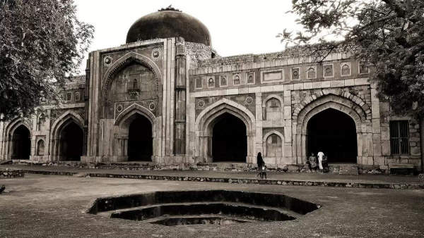 ॲडव्हेंचर करण्यासाठी शौक आहे तो व्हिकेंड जरूर करा दिल्ली की इन 5 सर्वोत्तम डरावनी ठिकाणांची सैर, भूतों के अस्तित्त्वावर आलो.