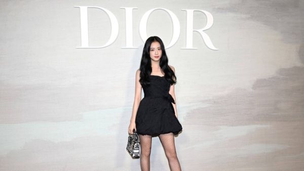 Gaya Cewek Mamba Feminin ala Jisoo Blackpink di Paris Fashion Week. Foto: Dior