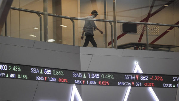 Pekerja beraktivitas di atas layar pergerakan Indeks Harga Saham Gabungan (IHSG) di gedung Bursa Efek Indonesia. Foto: ANTARA FOTO/Dhemas Reviyanto