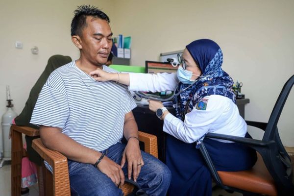 Calon jemaah haji diperiksa sebelum melakukan vaksinasi meningitis di Puskesmas Pasar Minggu, Jakarta, Rabu (17/4/2024). Foto: Iqbal Firdaus/kumparan