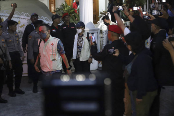 Petugas penyidik KPK berjalan keluar usai melakukan penggeledahan rumah Sekjen PDI Perjuangan Hasto Kristiyanto di Bekasi, Jawa Barat, Selasa (7/1/2025). Foto: Iqbal Firdaus/kumparan