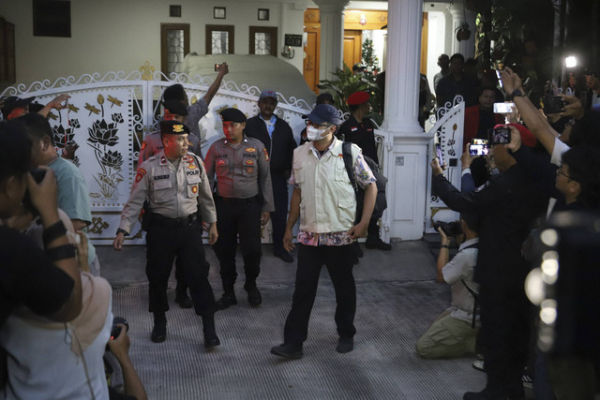 Petugas penyidik KPK berjalan keluar usai melakukan penggeledahan rumah Sekjen PDI Perjuangan Hasto Kristiyanto di Bekasi, Jawa Barat, Selasa (7/1/2025). Foto: Iqbal Firdaus/kumparan