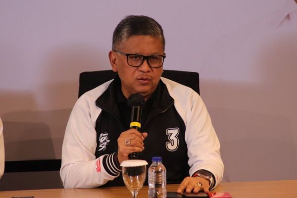 Sekretaris TPN Ganjar-Mahfud, Hasto Kristiyanto, pada konferensi pers di Media Center TPN Ganjar-Mahfud, Menteng, Jakarta Pusat, Rabu (17/1/2024). Foto: Jamal Ramadhan/kumparan