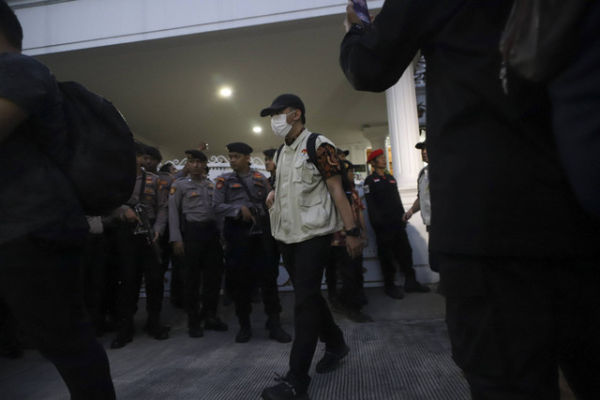 Petugas penyidik KPK berjalan keluar usai melakukan penggeledahan rumah Sekjen PDI Perjuangan Hasto Kristiyanto di Bekasi, Jawa Barat, Selasa (7/1/2025). Foto: Iqbal Firdaus/kumparan