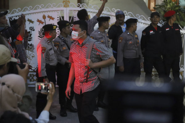 Petugas penyidik KPK berjalan keluar usai melakukan penggeledahan rumah Sekjen PDI Perjuangan Hasto Kristiyanto di Bekasi, Jawa Barat, Selasa (7/1/2025). Foto: Iqbal Firdaus/kumparan