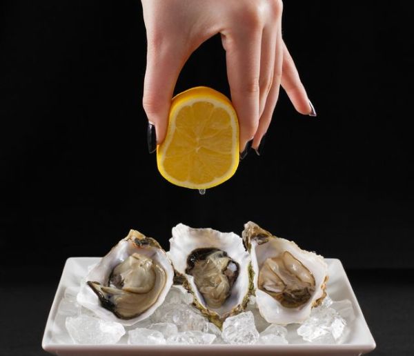 Ilustrasi menikmati oyster mentah Foto: dok.shutterstock