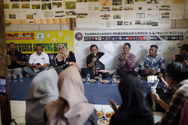 Calon Gubernur DKI Jakarta Pramono Anung menunjukkan dokumen pakta integritas yang telah di tandangani Pramono dan Doel saat berbincang dengan warga Kampung Bayam di kawasan Jakarta Utara, Kamis (26/9/2024).  Foto: Instagram/ @pramonoanungw