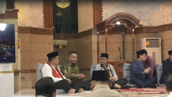 Ketiga Calon Gubernur Jakarta Ridwan Kamil, Dharma Pongrekun, dan Pramono Anung terlibat dalam diskusi di sesi jeda live, Jakarta Selatan. Kamis (21/11/2024). Foto: Alya Zahra/kumparan 