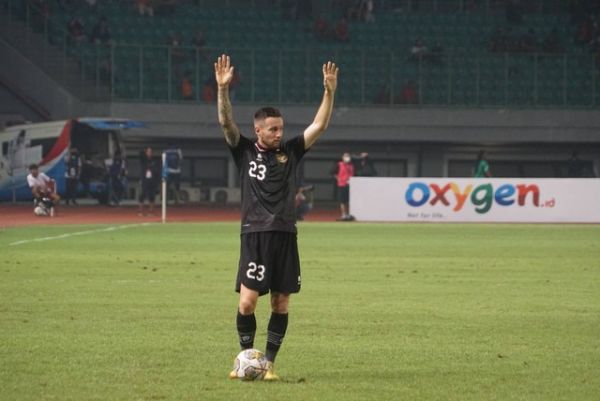 Selebrasi pemain Timnas Indonesia Marc Klok saat melawan Burundi di Stadion Patriot Candrabhaga, Bekasi, Jawa Barat, Sabtu (25/3/2023). Foto: Iqbal Firdaus/kumparan