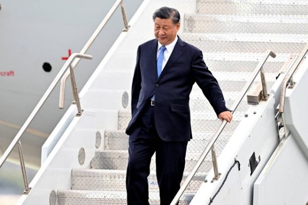 Presiden China Xi Jinping tiba di bandara Internasional San Francisco untuk menghadiri pekan pemimpin Kerjasama Ekonomi Asia-Pasifik (APEC) di San Francisco, California, pada Selasa (14/11/2023). Foto: Frederic J. BROWN/AFP