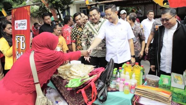 Menteri Sosial Juliari P Batubara (kedua kanan), saat menyalurkan bantuan Program Sembako di E-Warong KUBE Mandiri Jaya di Semarang, Jumat (14/2). Foto: Dok. Kemensos