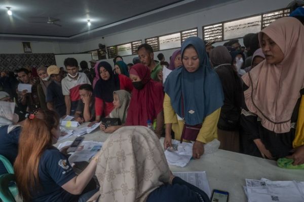 Warga mengantre untuk mencairkan Bantuan Langsung Tunai (BLT) di Rangkasbitung, Lebak, Banten, Sabtu (3/11/2022). Foto: Muhammad Bagus Khoirunas/Antara Foto