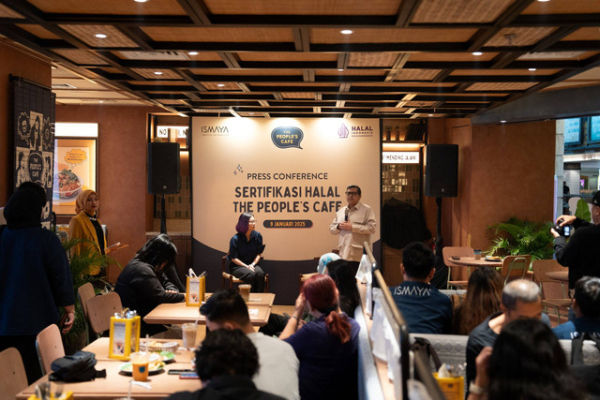 Penyerahan sertifikat halal The People's Cafe dari BPJPH di Grand Indonesia, Jakarta (9/1/2025). Foto: Ismaya