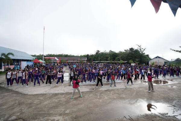 Senam bersama usai Fun Walk Telkomsel bersama peserta. Foto: Dok. Telkomsel