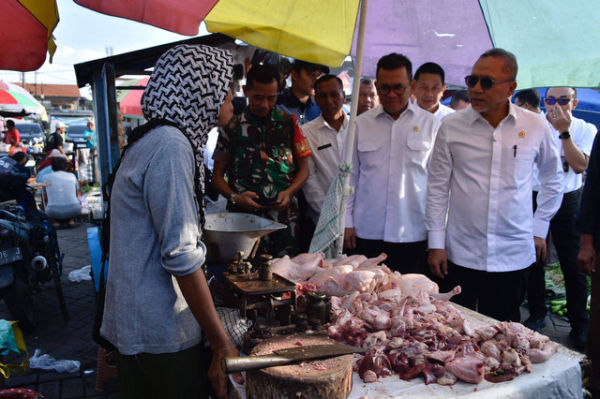 Menko Bidang Pangan Zulkifli Hasan (Zulhas) meninjau harga pangan di Sidoarjo, Jawa Timur. Dok: Kemendag