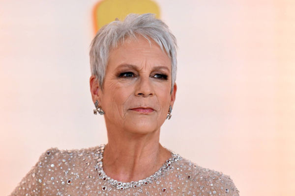 Aktris AS Jamie Lee Curtis menghadiri Academy Awards Tahunan ke-95 di Dolby Theatre di Hollywood, California, Minggu (12/3/2023). Foto: Angela Weiss/AFP