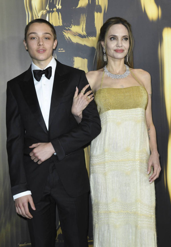 Aktris AS Angelina Jolie dan putranya Knox Jolie-Pitt tiba untuk menghadiri Penghargaan Gubernur Tahunan ke-15 Academy of Motion Picture Arts and Sciences di Ray Dolby Ballroom, Los Angeles, pada 17 November 2024. Foto: VALERIE MACON/AFP