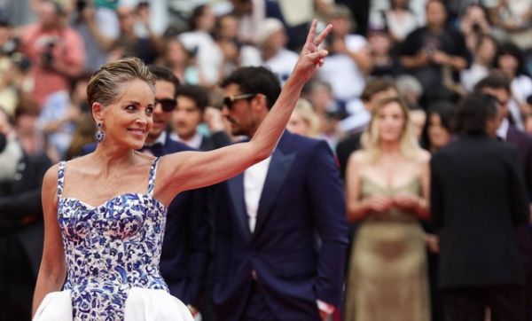 Aktris AS Sharon Stone tiba untuk pemutaran film "Forever Young (Les Amandiers)" selama Festival Film Cannes edisi ke-75 di Cannes, Prancis selatan, pada 22 Mei 2022. Foto: VALERY HACHE / AFP