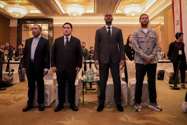 Erick Thohir bersama Kepala Pelatih Timnas Indonesia, Patrick Kluivert dan Denny Landzaat pada konferensi pers di Hotel Mulia, Jakarta, pada Minggu (12/01/2025). Foto: Jamal Ramadhan/kumparan