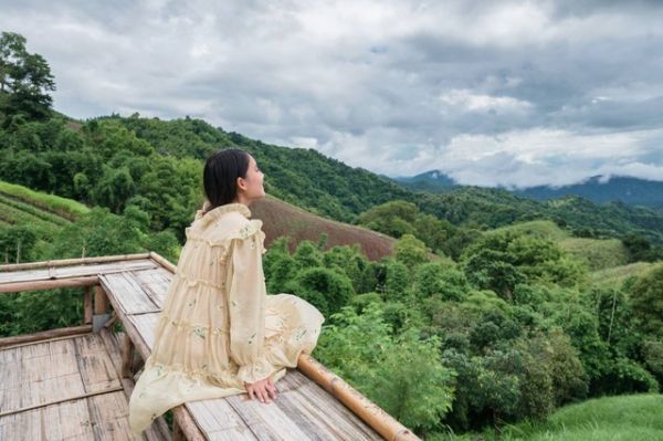 Ilustrasi perempuan bahagia dan mengucap syukur. Foto: Mumemories/Shutterstock