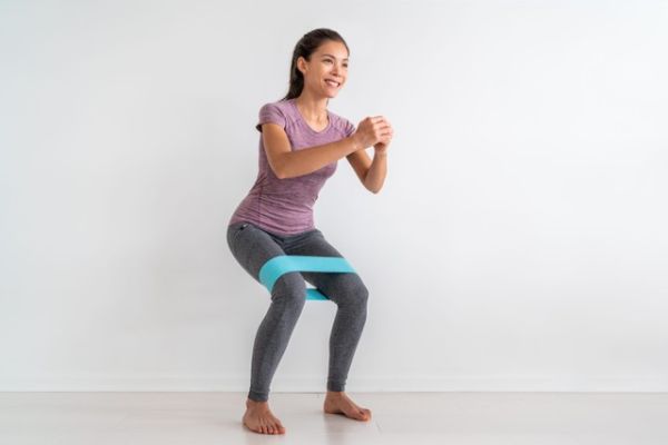 Perempuan sedang olahraga Lateral resistance walks. Foto: Shutterstock