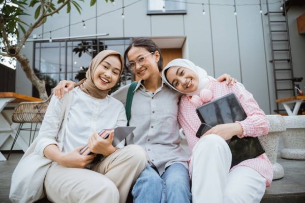 Ilustrasi tiga sahabat perempuan. Foto: Shutterstock