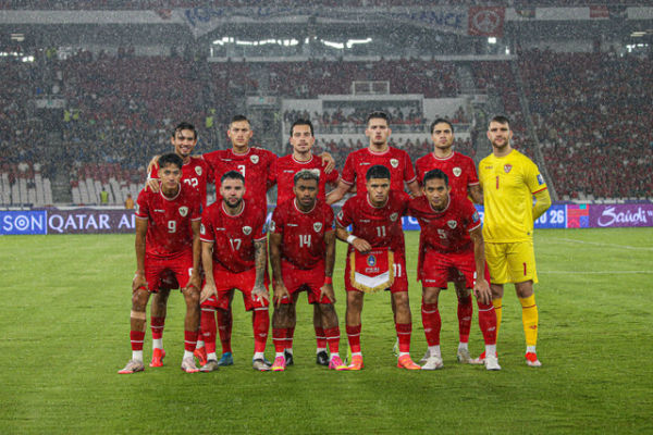 Sejumlah pemain Timnas Indonesia foto bersama sebelum pertandingan melawan Timnas Jepang di Stadion Gelora Bung Karno, Jakarta, Jumat (16/11). Foto: Aditia Noviansyah/kumparan