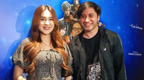 Kevin Aprilio dan Vicy Melanie. Samg istri baru saja melahirkan.  