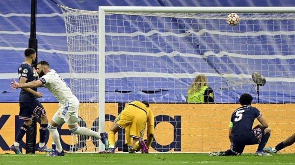 Striker Real Madrid Karim Benzema (L) merayakan gol ke gawang PSG di Liga Champions.