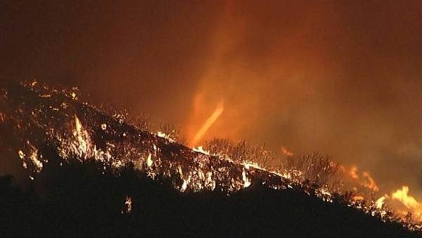 Penampakan seperti tornado api kecil terlihat saat kebakaran hutan di Lembah San Fernando di California, Amerika Serikat, Jumat (10/1/2025). Foto: Dok. AP