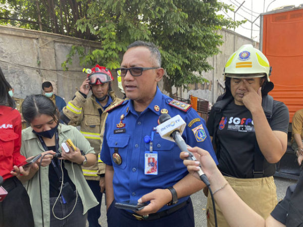 Kasatpol PP Jakarta, Satriadi Gunawan, di lokasi kebakaran padat penduduk Manggarai, Jakarta Selatan pada Selasa (13/8/2024). Foto: Abid Raihan/kumparan