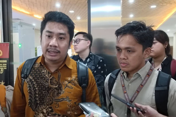 Peneliti ICW Tibiko Zabar dan Direktur LBH Jakarta Fadhil Fathan usai melaporkan upaya doxing terhadap salah satu peneliti ICW di Bareskrim Polri, Jakarta, Senin (13/01/2025). Foto: Fadhil Pramudya/kumparan