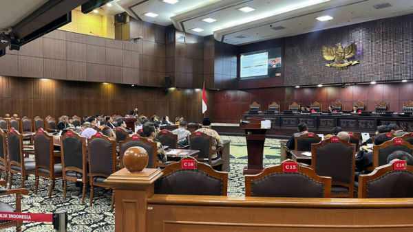 Sidang perkara PHPU Gubernur Sumatra Utara di Mahkamah Konstitusi, Jakarta, Senin (13/1/2025). Foto: Haya Syahira/kumparan