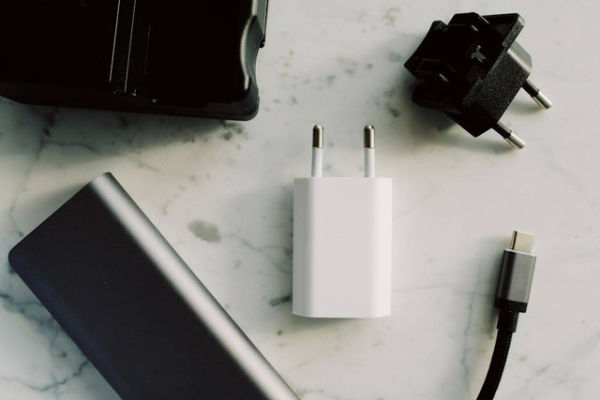 Ilustrasi charger MFi murah untuk iPhone. Foto: Pexels