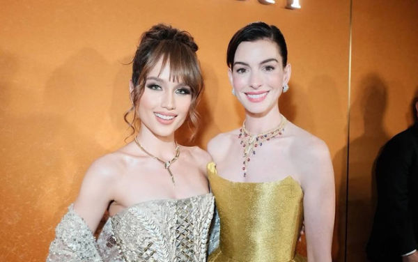 Gaya Elegan Cinta Laura Bersama Anne Hathaway di Acara Bvlgari Shanghai (1)