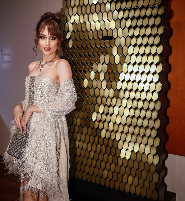 Gaya Cinta Laura di Bvlgari Infinity Serpents Exhibition di Shanghai, China. Foto: Instagram @claurakiehl