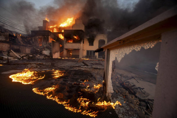 Api menghanguskan pemukiman elite di kawasan Los Angeles, California, Amerika Serikat, Rabu (8/1/2025). Foto: Ringo Chiu/REUTERS