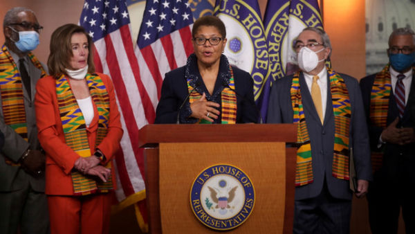 Wali Kota LA Karen Bass tengah berpidato. Foto:  REUTERS/Jonathan Ernst