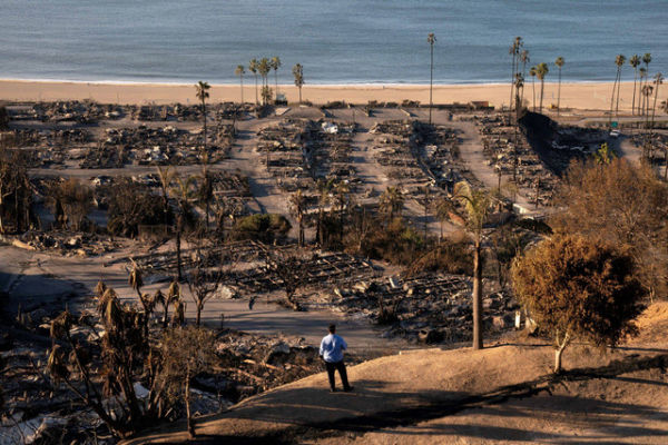 Foto udara memperlihatkan rumah-rumah yang hancur akibat kebakaran hutan di kawasan Pacific Palisades, Los Angeles, California, Sabtu (10/1/2025). Foto: David Ryder/REUTERS