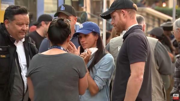 Pangeran Harry dan istrinya Meghan Markle telah bertemu dengan warga Los Angeles yang terkena dampak kebakaran hutan yang melanda sebagian wilayah California.