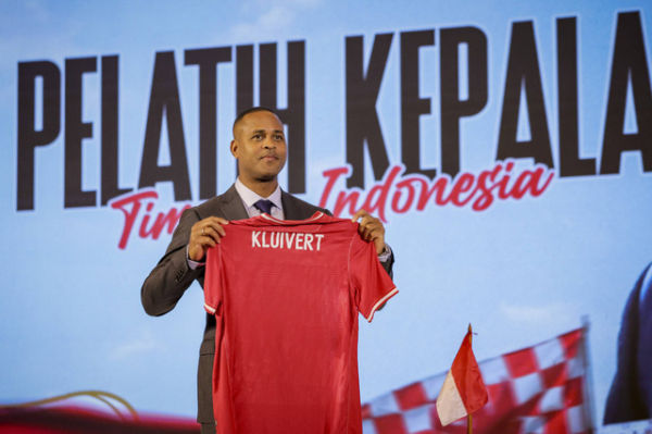 Kepala Pelatih Timnas Indonesia, Patrick Kluivert pada konferensi pers di Hotel Mulia, Jakarta, pada Minggu (12/01/2025). Foto: Jamal Ramadhan/kumparan