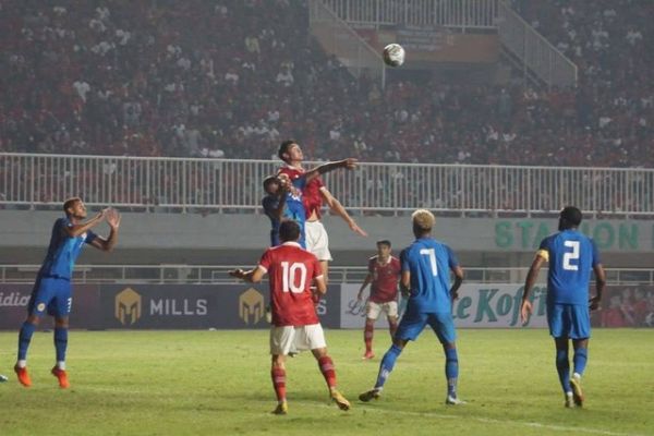 Pemain Timnas Indonesia Elkan Bagot berebut bola dengan pemain Curacao pada pertandingan kedua FIFA Matchday di Stadion Pakansari, Bogor, Selasa (27/9).
 Foto: Iqbal Firdaus/kumparan